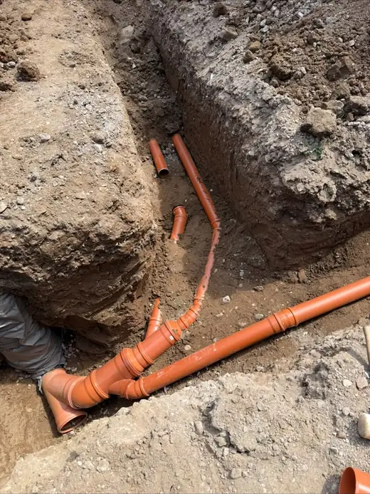 Erdarbeiten und Entwässerung auf der Baustelle – Projekt von Bajramaj Garten- und Landschaftsbau