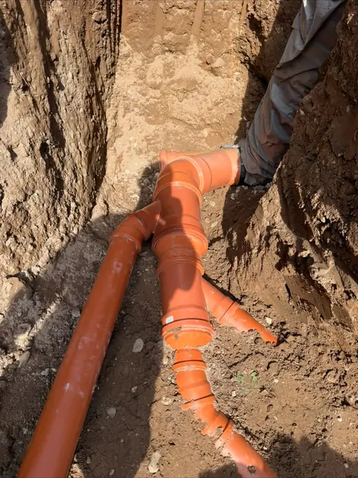 Erdarbeiten und Entwässerung auf der Baustelle – Projekt von Bajramaj Garten- und Landschaftsbau