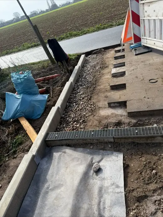 Erdarbeiten und Entwässerung auf der Baustelle – Projekt von Bajramaj Garten- und Landschaftsbau