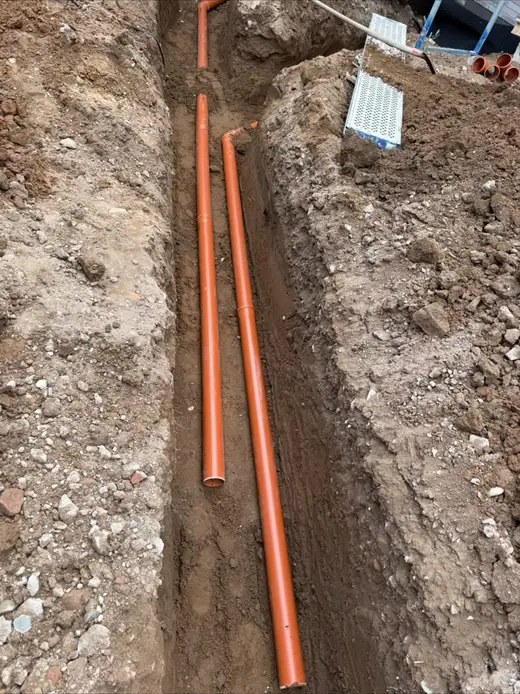 Erdarbeiten und Entwässerung auf der Baustelle – Projekt von Bajramaj Garten- und Landschaftsbau