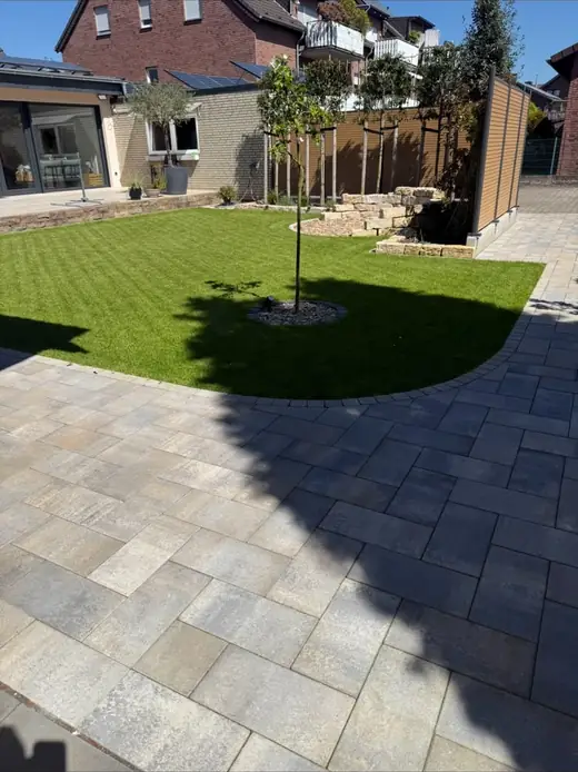 Fertig verlegte Pflasterfläche – Projekt von Bajramaj Garten- und Landschaftsbau