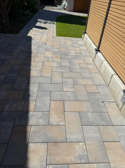 Fertig verlegte Pflasterfläche – Projekt von Bajramaj Garten- und Landschaftsbau