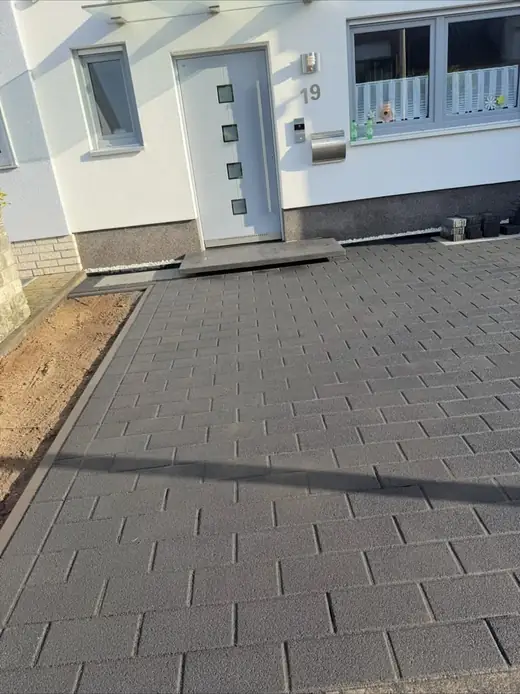 Fertig verlegte Pflasterfläche – Projekt von Bajramaj Garten- und Landschaftsbau