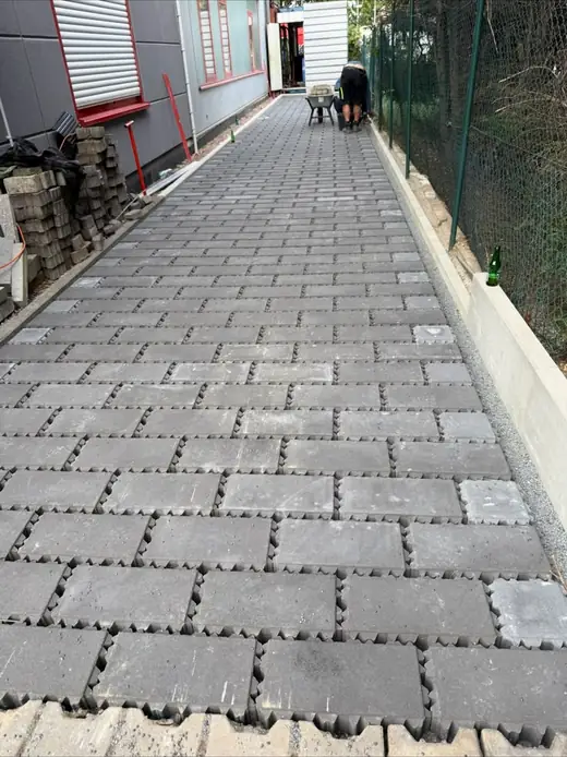Fertig verlegte Pflasterfläche – Projekt von Bajramaj Garten- und Landschaftsbau