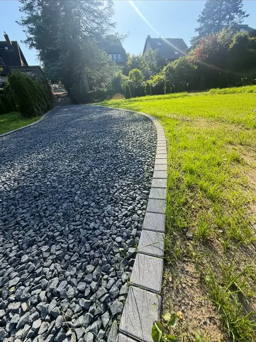 Fertig verlegte Pflasterfläche – Projekt von Bajramaj Garten- und Landschaftsbau