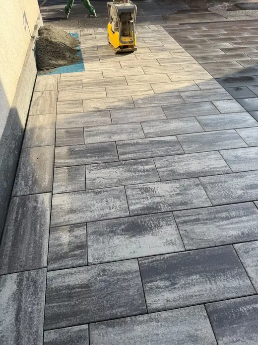 Fertig verlegte Pflasterfläche – Projekt von Bajramaj Garten- und Landschaftsbau
