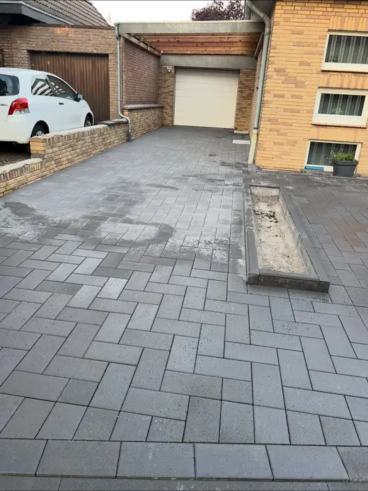 Fertig verlegte Pflasterfläche – Projekt von Bajramaj Garten- und Landschaftsbau