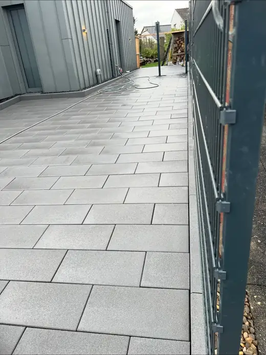 Fertig verlegte Pflasterfläche – Projekt von Bajramaj Garten- und Landschaftsbau