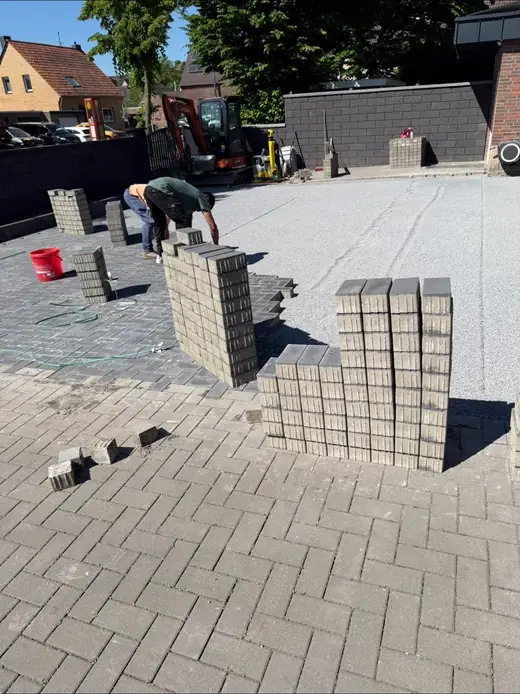 Fertig verlegte Pflasterfläche – Projekt von Bajramaj Garten- und Landschaftsbau