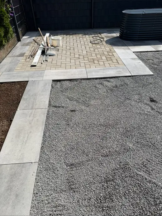 Fertig verlegte Pflasterfläche – Projekt von Bajramaj Garten- und Landschaftsbau