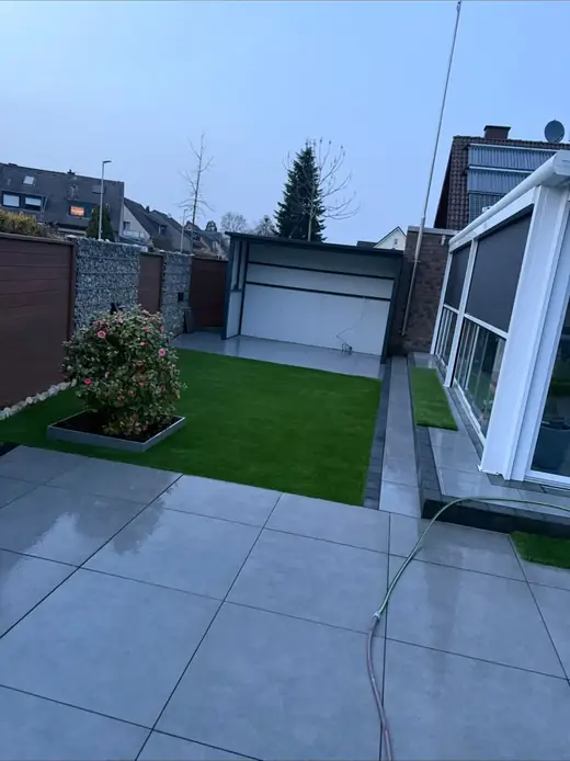 Verlegter Roll- bzw. Kunstrasen – Projekt von Bajramaj Garten- und Landschaftsbau