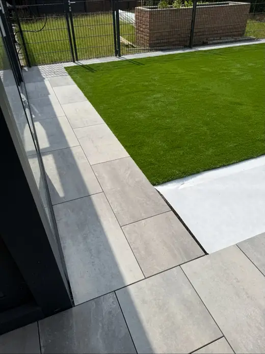 Verlegter Roll- bzw. Kunstrasen – Projekt von Bajramaj Garten- und Landschaftsbau