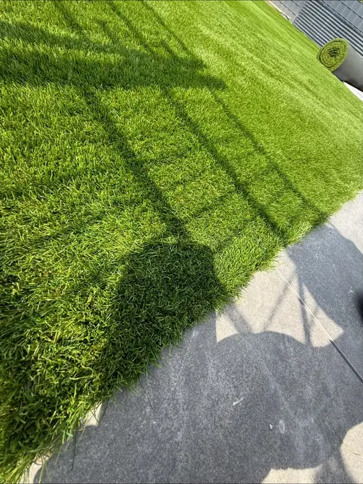 Verlegter Roll- bzw. Kunstrasen – Projekt von Bajramaj Garten- und Landschaftsbau