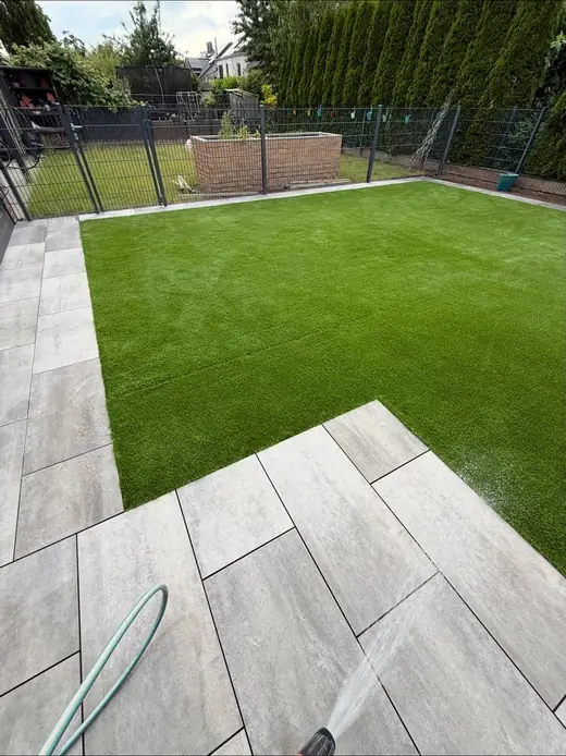 Rasen und Terrassenplatten – Projekt von Bajramaj Garten- und Landschaftsbau