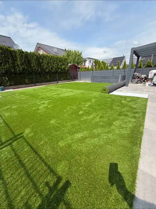 Verlegter Roll- bzw. Kunstrasen – Projekt von Bajramaj Garten- und Landschaftsbau
