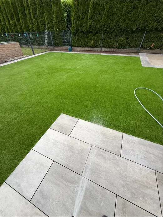 Terrasse mit sauberer Rasenkante – Projekt von Bajramaj Garten- und Landschaftsbau