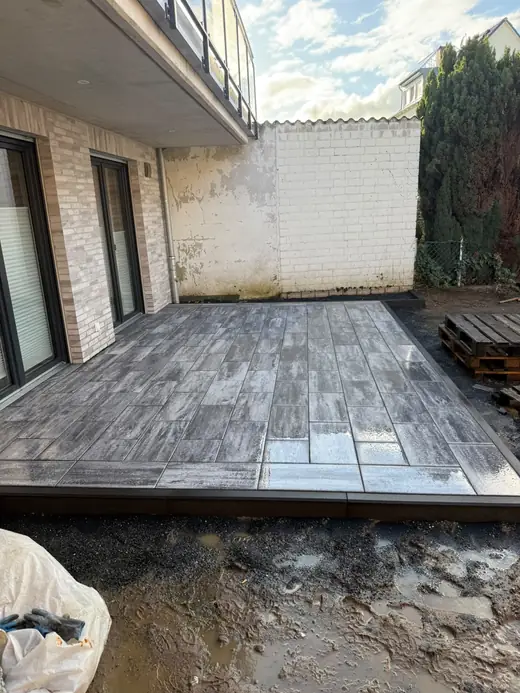 Terrasse mit verlegten Platten – Projekt von Bajramaj Garten- und Landschaftsbau