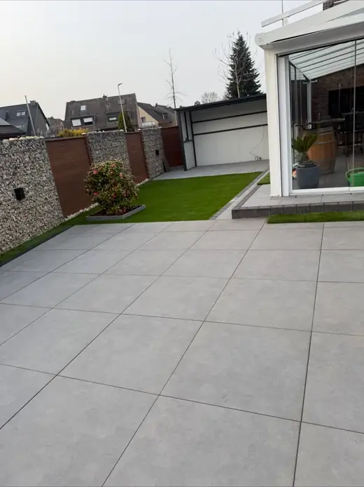 Terrasse mit verlegten Platten – Projekt von Bajramaj Garten- und Landschaftsbau