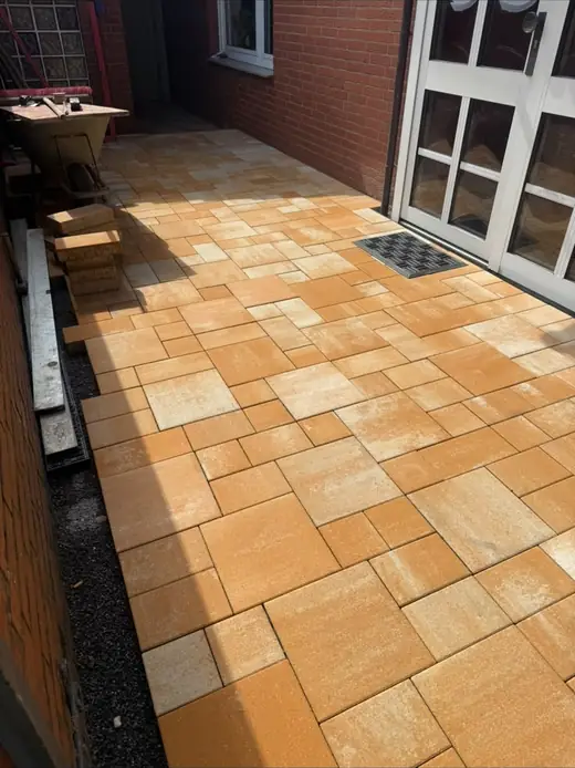 Terrasse mit verlegten Platten – Projekt von Bajramaj Garten- und Landschaftsbau