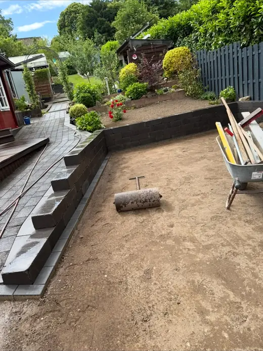 Terrasse mit verlegten Platten – Projekt von Bajramaj Garten- und Landschaftsbau