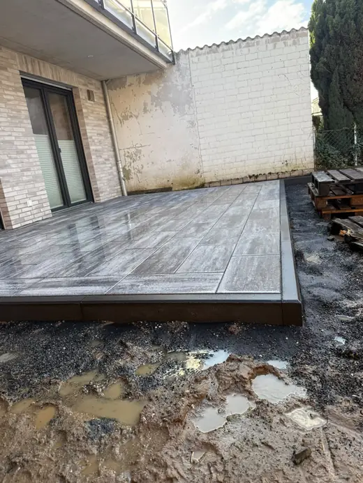 Terrasse mit verlegten Platten – Projekt von Bajramaj Garten- und Landschaftsbau