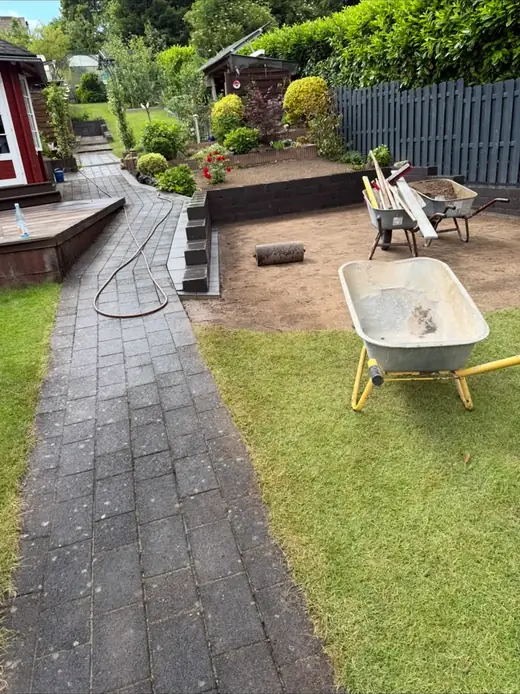 Terrasse mit verlegten Platten – Projekt von Bajramaj Garten- und Landschaftsbau