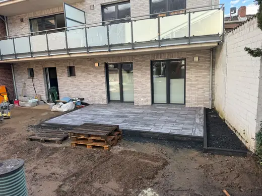 Terrasse mit verlegten Platten – Projekt von Bajramaj Garten- und Landschaftsbau
