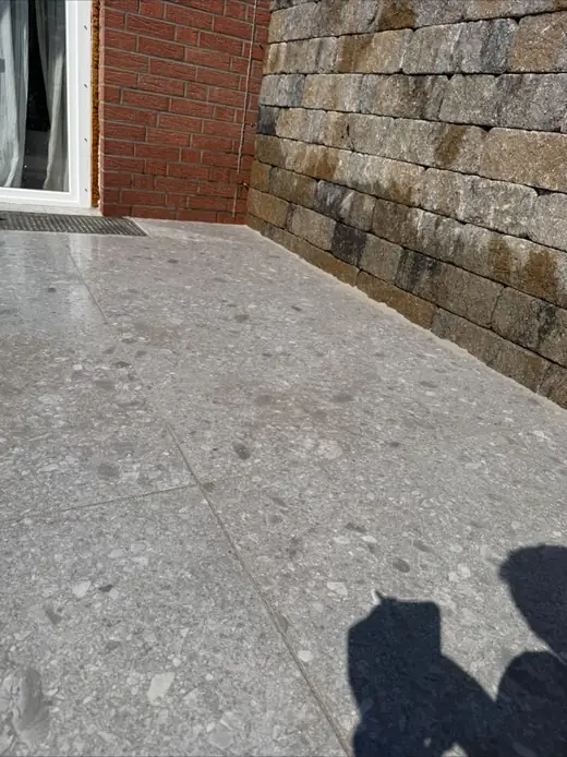 Terrasse mit verlegten Platten – Projekt von Bajramaj Garten- und Landschaftsbau