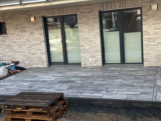 Terrasse mit verlegten Platten – Projekt von Bajramaj Garten- und Landschaftsbau