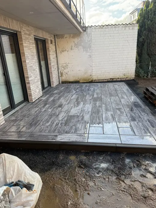 Terrasse mit verlegten Platten – Projekt von Bajramaj Garten- und Landschaftsbau