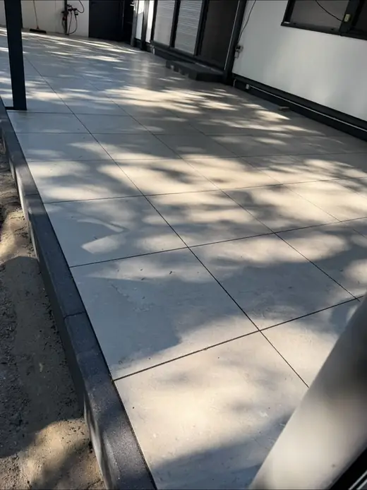 Terrasse mit verlegten Platten – Projekt von Bajramaj Garten- und Landschaftsbau