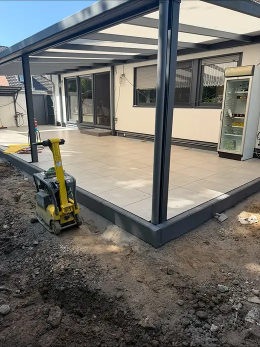 Terrasse mit verlegten Platten – Projekt von Bajramaj Garten- und Landschaftsbau