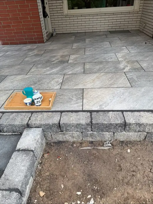Terrasse mit verlegten Platten – Projekt von Bajramaj Garten- und Landschaftsbau