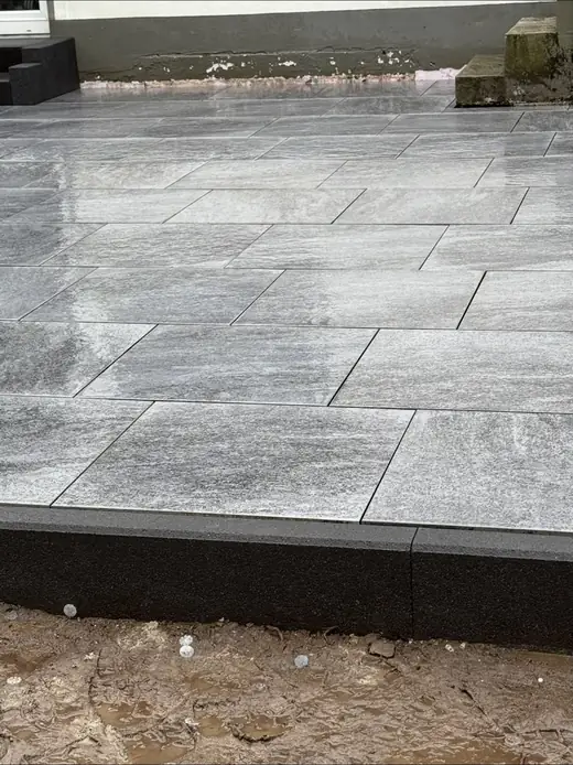 Terrasse mit verlegten Platten – Projekt von Bajramaj Garten- und Landschaftsbau