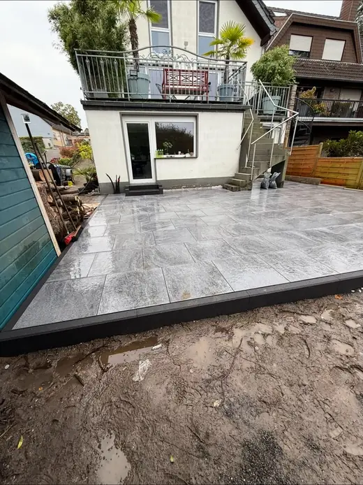 Terrasse mit verlegten Platten – Projekt von Bajramaj Garten- und Landschaftsbau