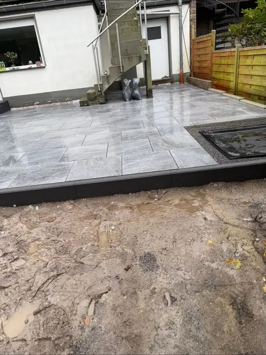 Terrasse mit verlegten Platten – Projekt von Bajramaj Garten- und Landschaftsbau