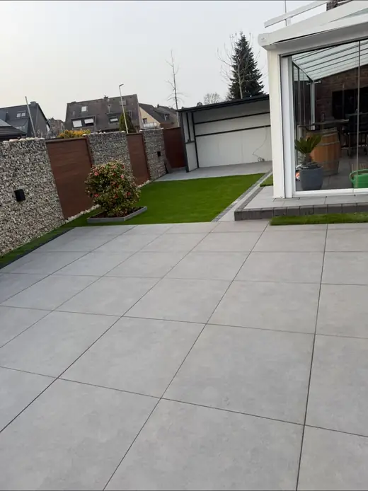 Terrasse mit verlegten Platten – Projekt von Bajramaj Garten- und Landschaftsbau