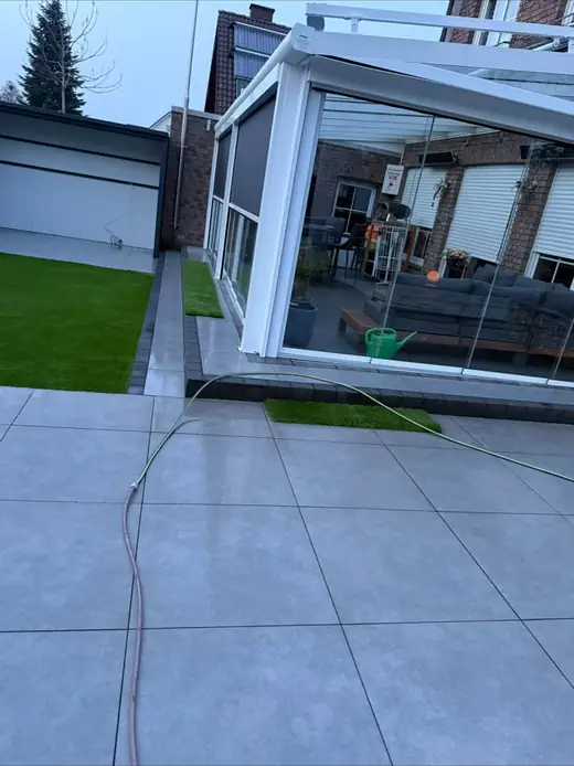 Terrasse mit verlegten Platten – Projekt von Bajramaj Garten- und Landschaftsbau
